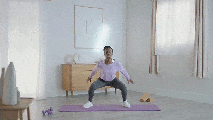 Femme faisant de la gymnastique sur un tapis d’exercice à la maison. Femme faisant de la gymnastique sur un tapis d’exercice à la maison.