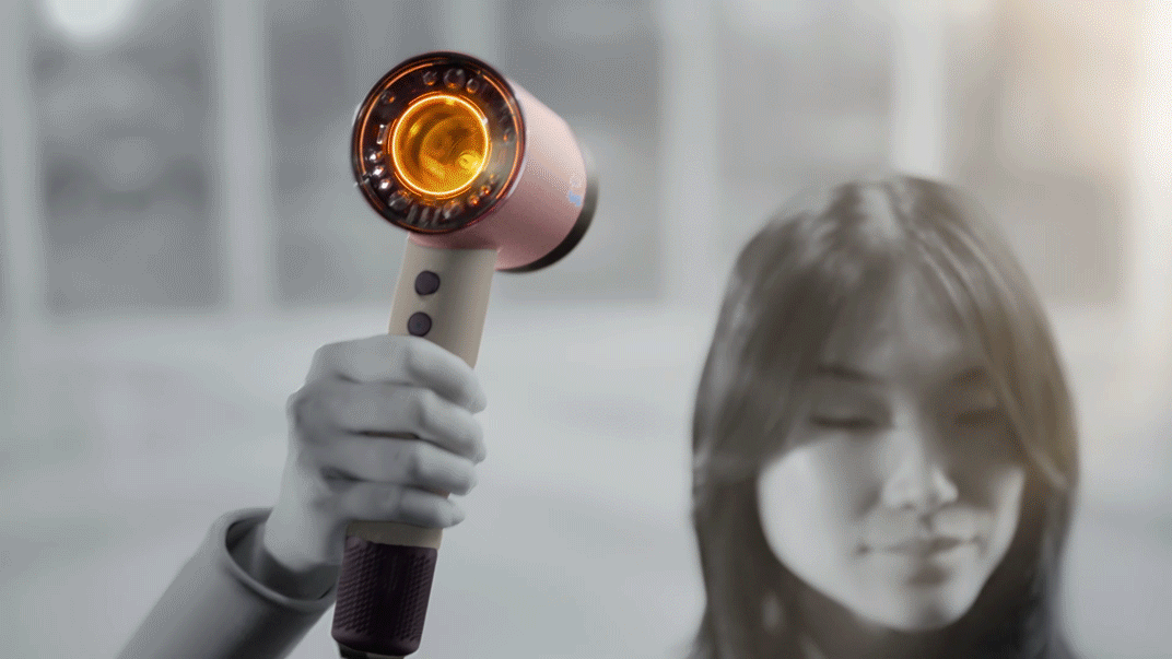 Model używająca suszarki do włosów Dyson Supersonic Nural w trybie ochrony skóry głowy