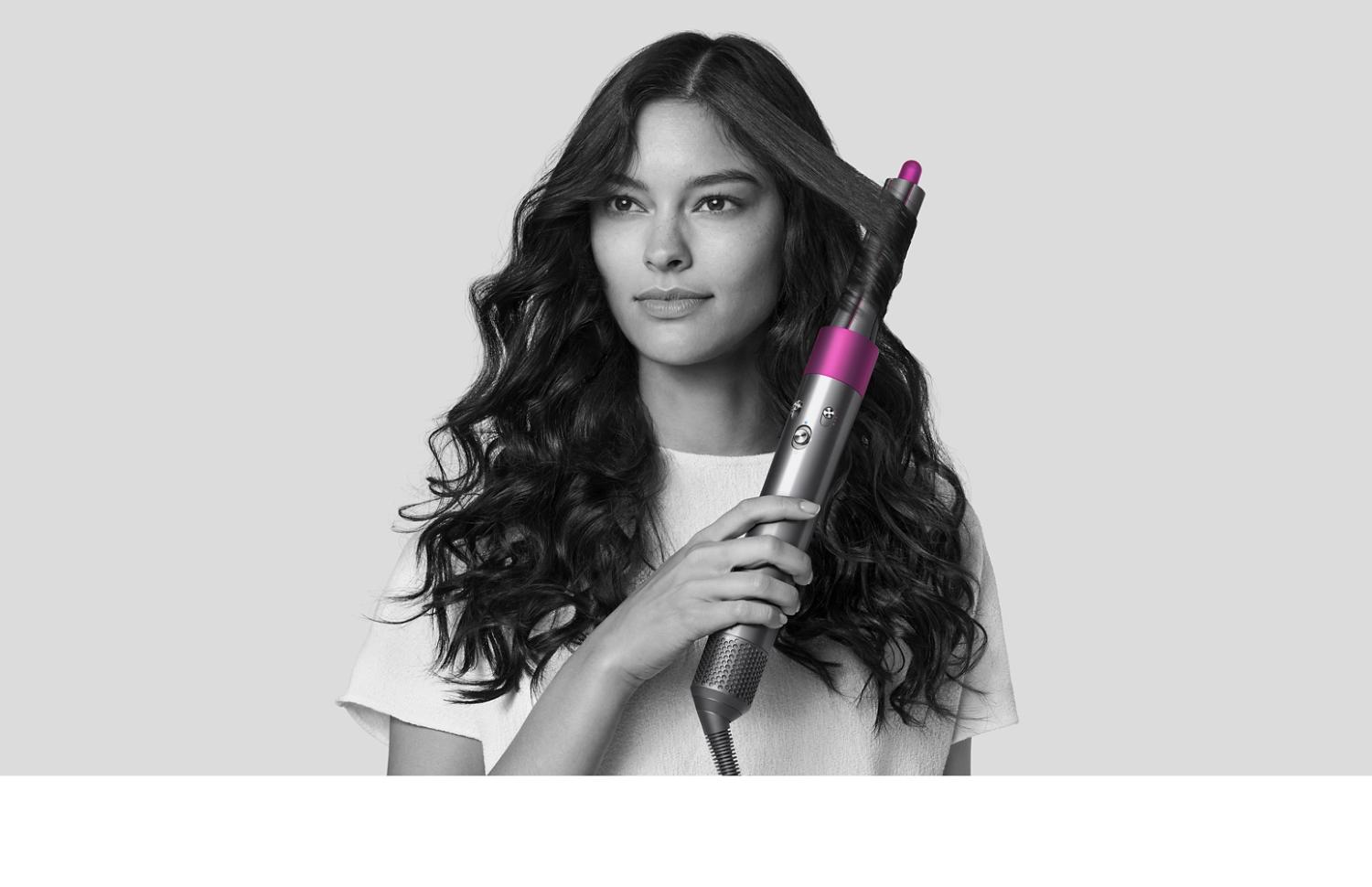 Modella che utilizza lo styler Dyson Airwrap™