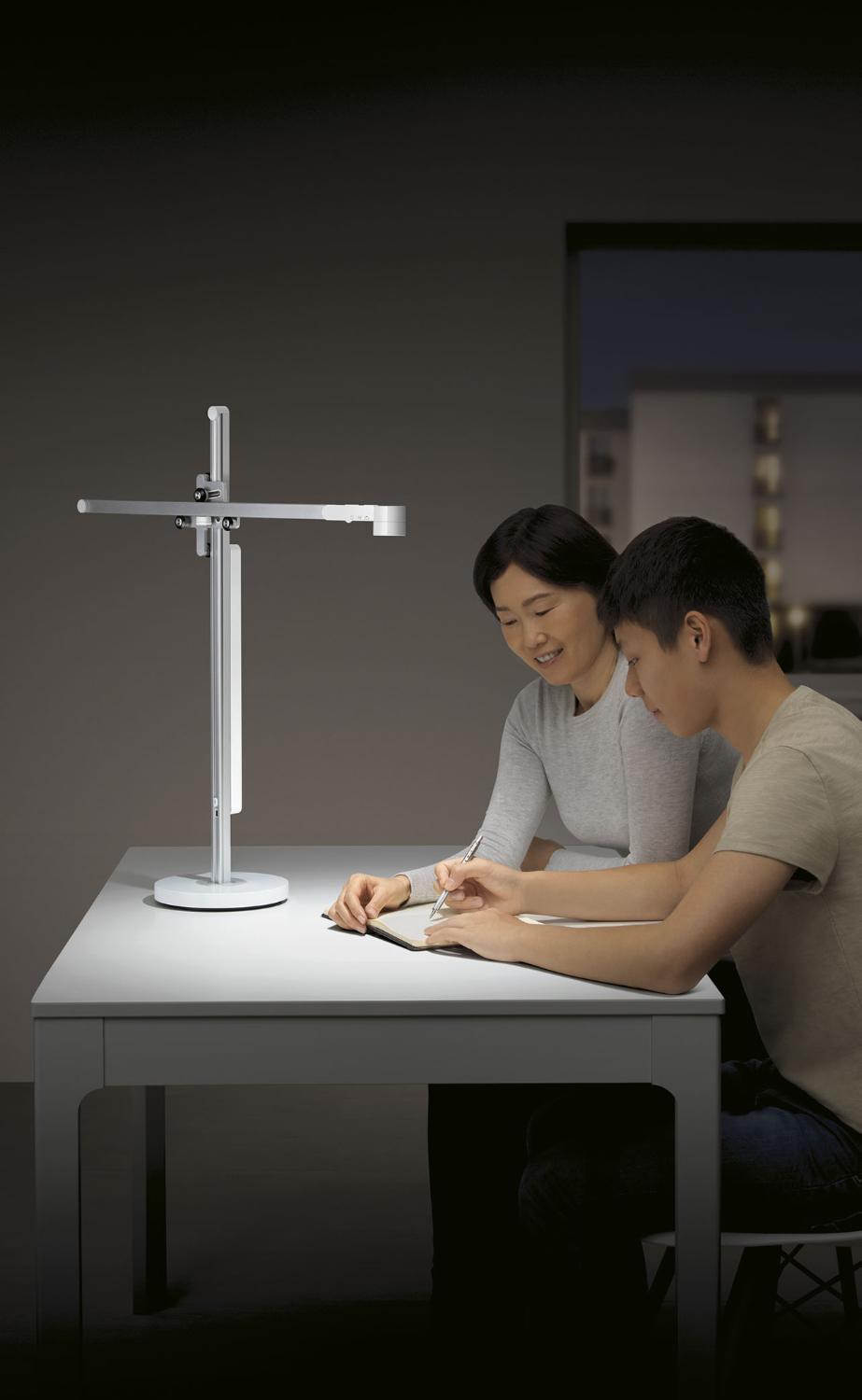 Mère et fils étudient sous la lampe de bureau Dyson Lightcycle