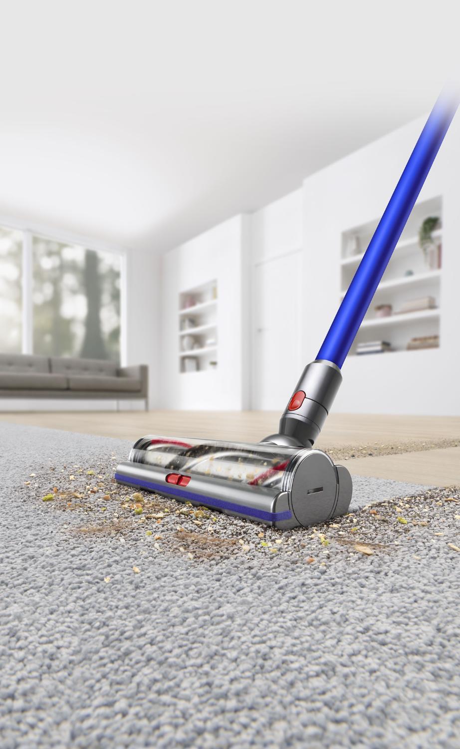 Moteur Dyson V11 ramassant les débris sur plusieurs surfaces