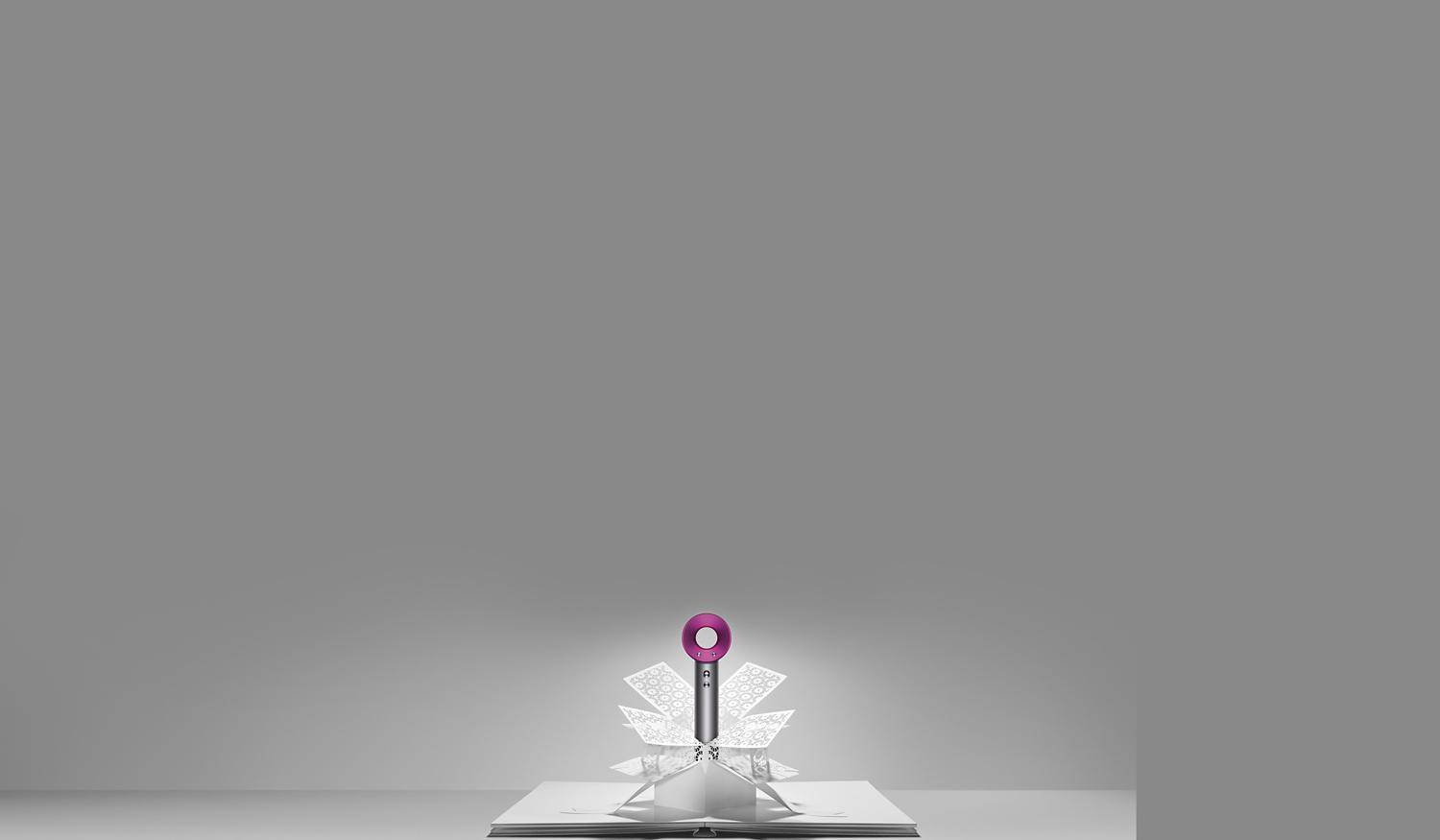 Un Dyson Supersonic émergeant d’une œuvre d’art papier