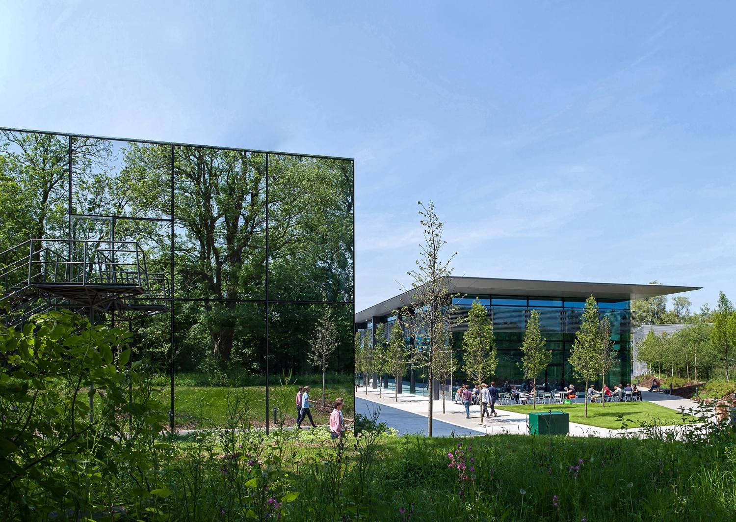 Extérieur du bâtiment Dyson D9