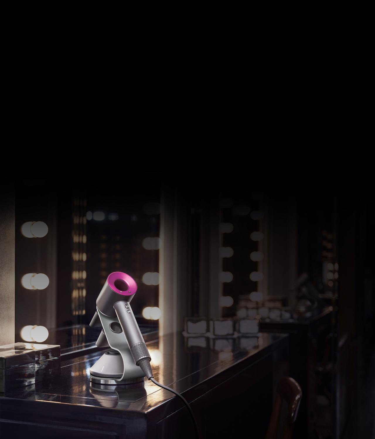 Sèche-cheveux Dyson Supersonic dans une chambre