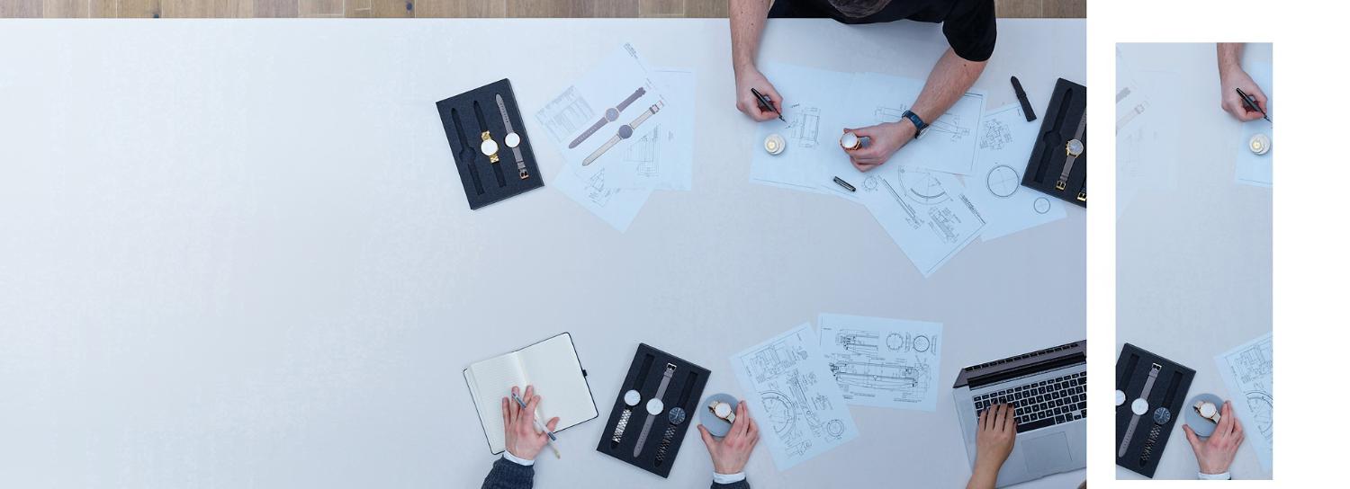 Montres et croquis sous un luminaire Dyson