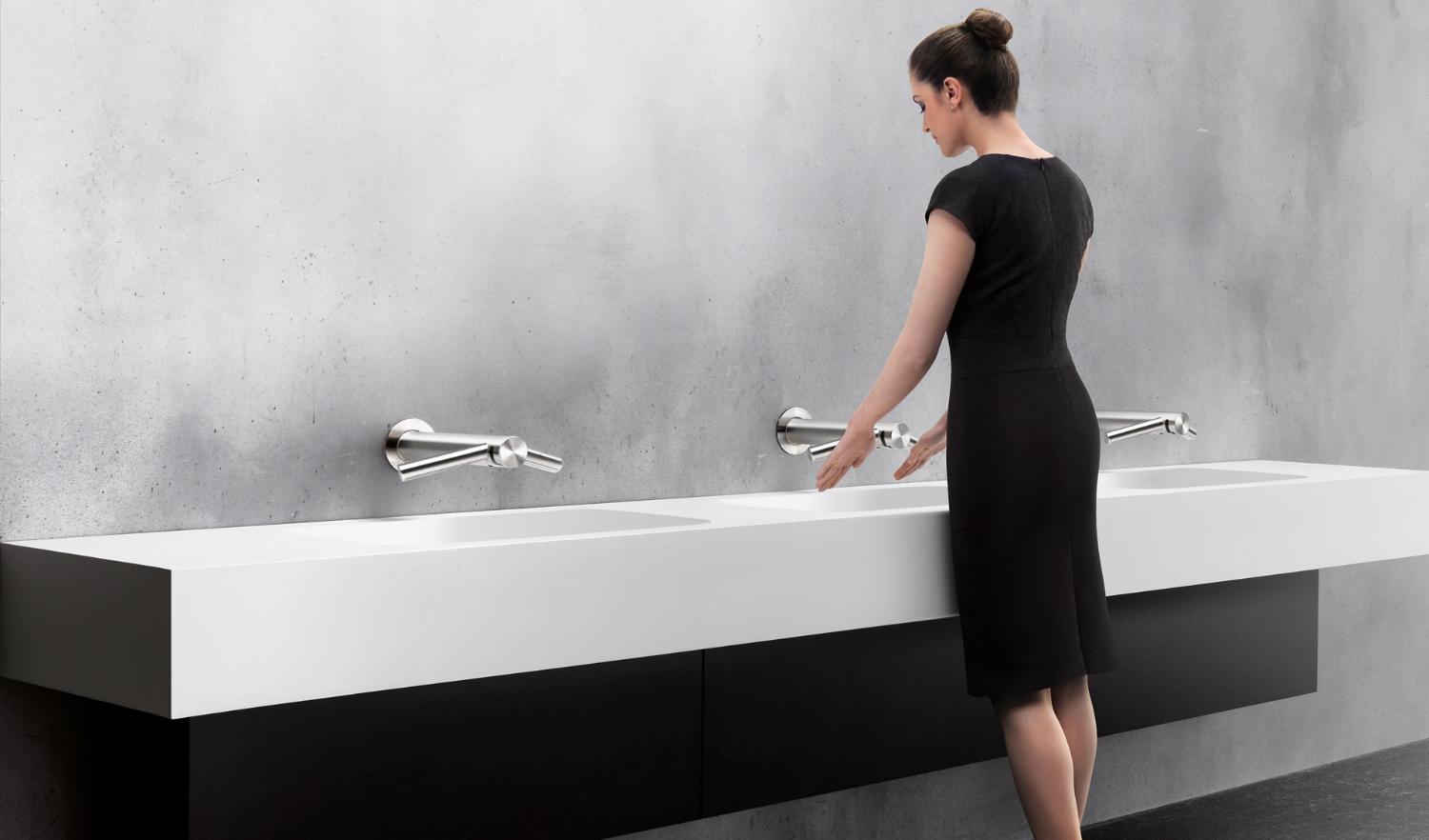 Modèle utilisant le sèche-mains Dyson Airblade Tap