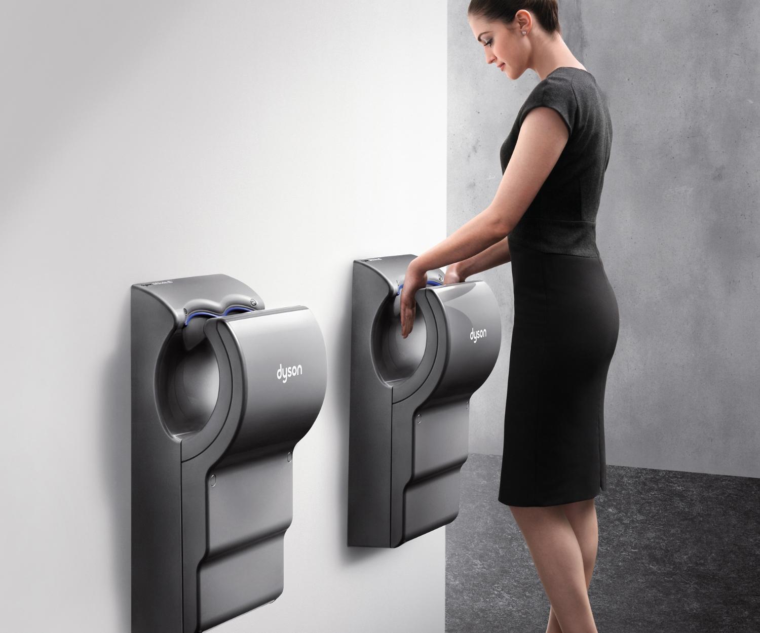 Mannequin utilisant le sèche-mains Dyson Airblade dB