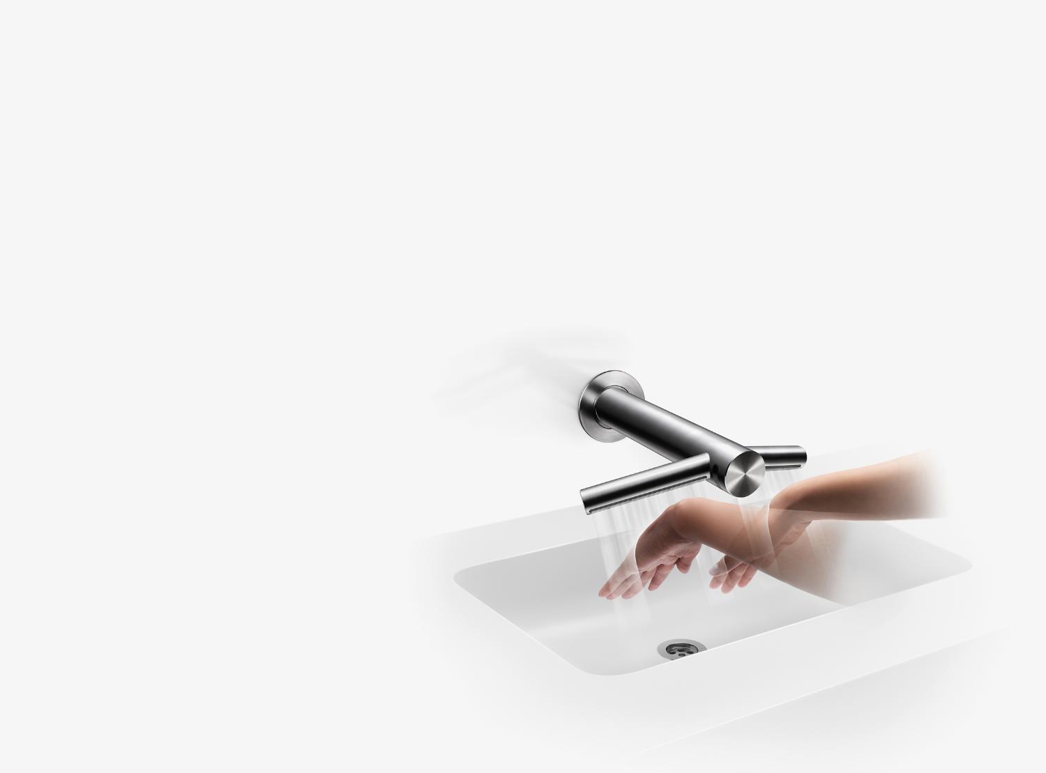 Mains en dessous du sèche-mains Dyson
