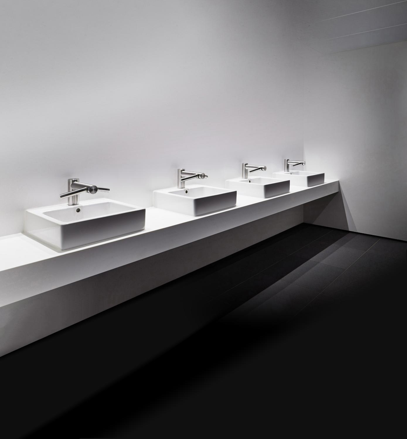 Lavabos de salle de bains avec des sèche-mains Dyson Airblade Tap