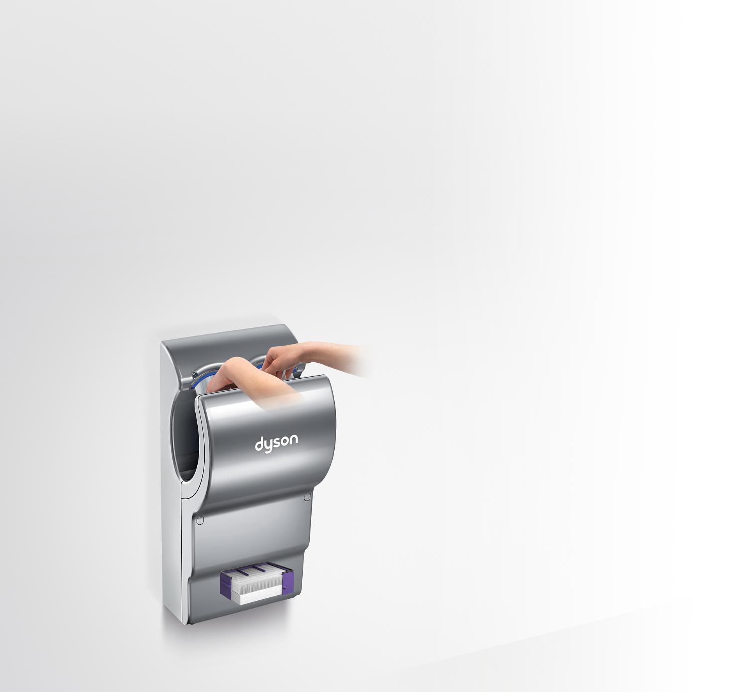 Mains à l’intérieur d’un sèche-mains Dyson Airblade