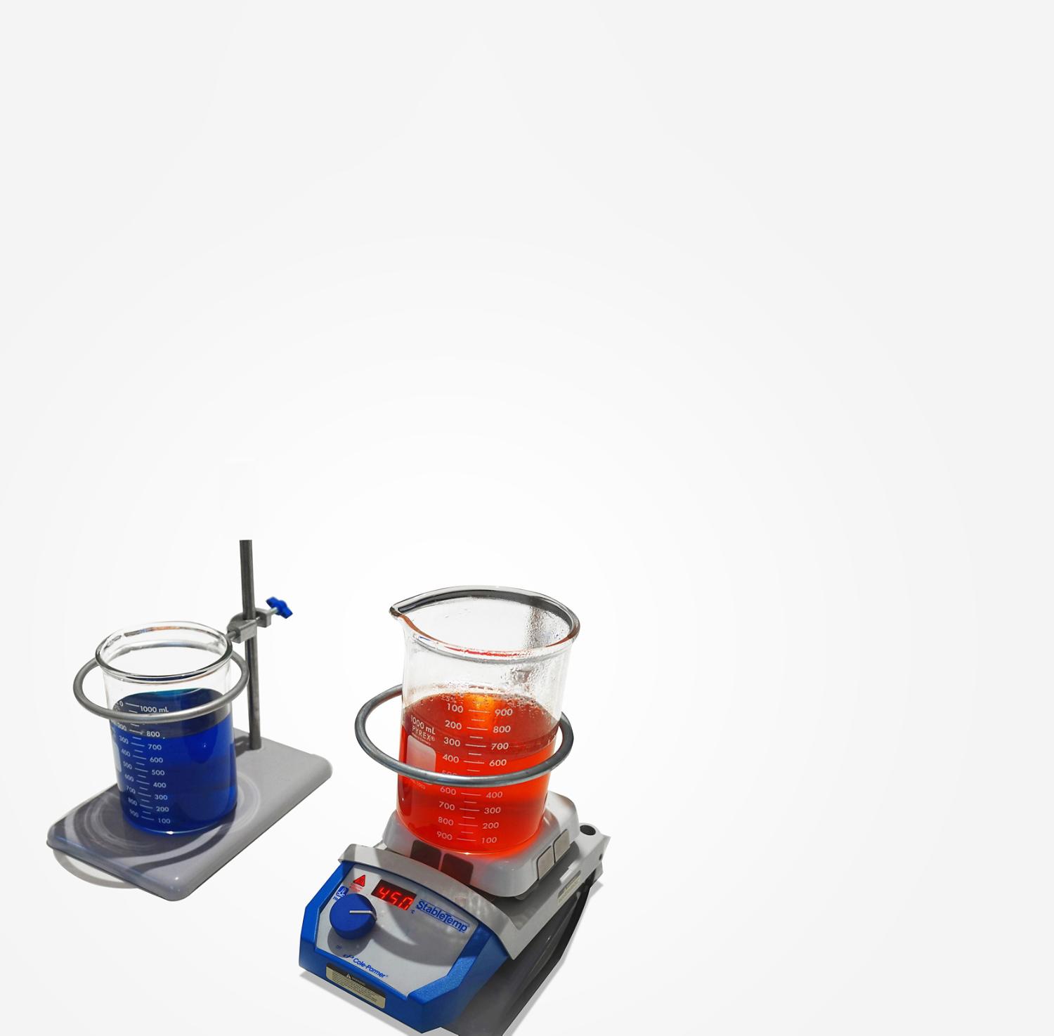 Fioles de laboratoire sur des balances