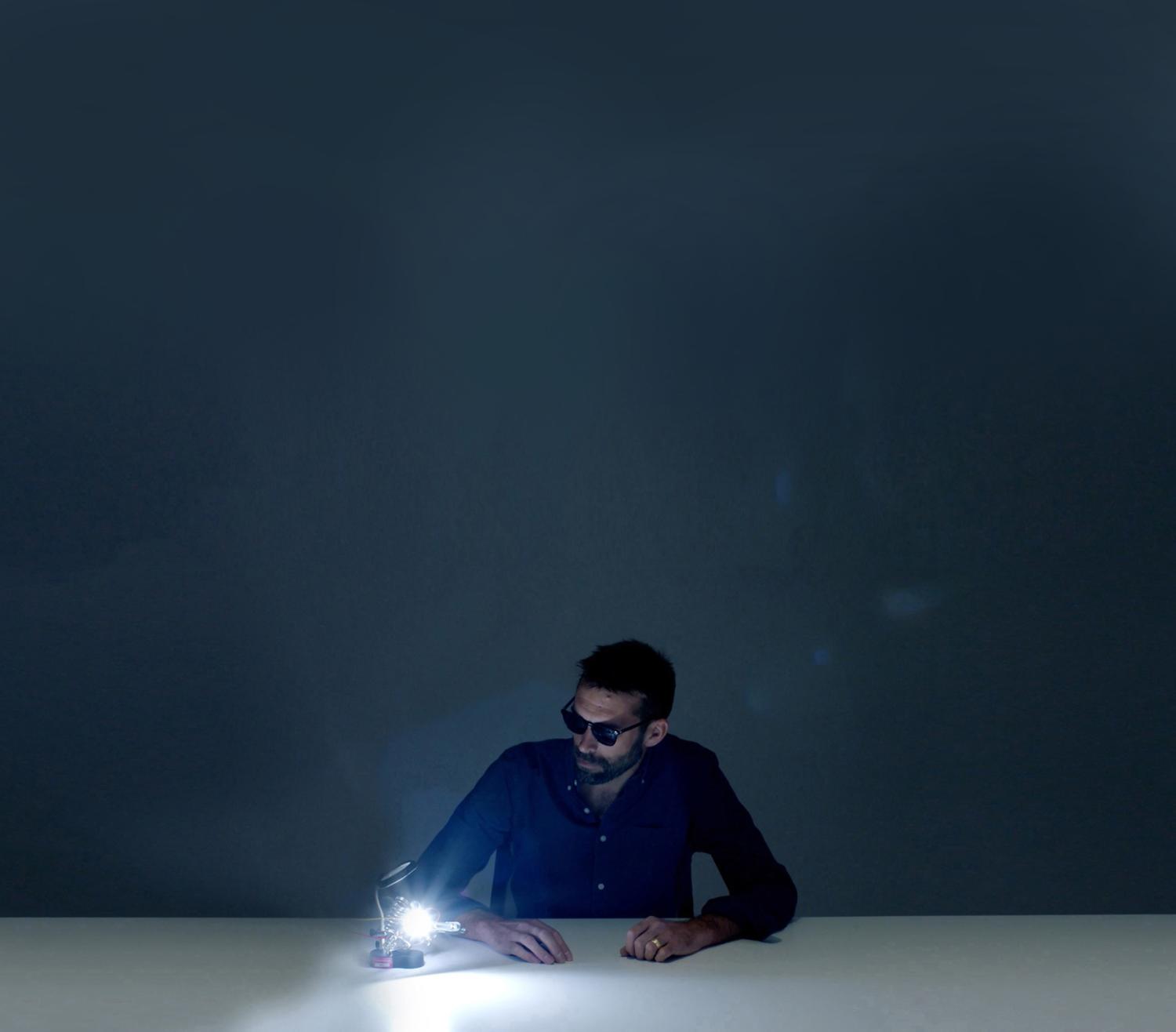 a Ingénieur Dyson testant un luminaire