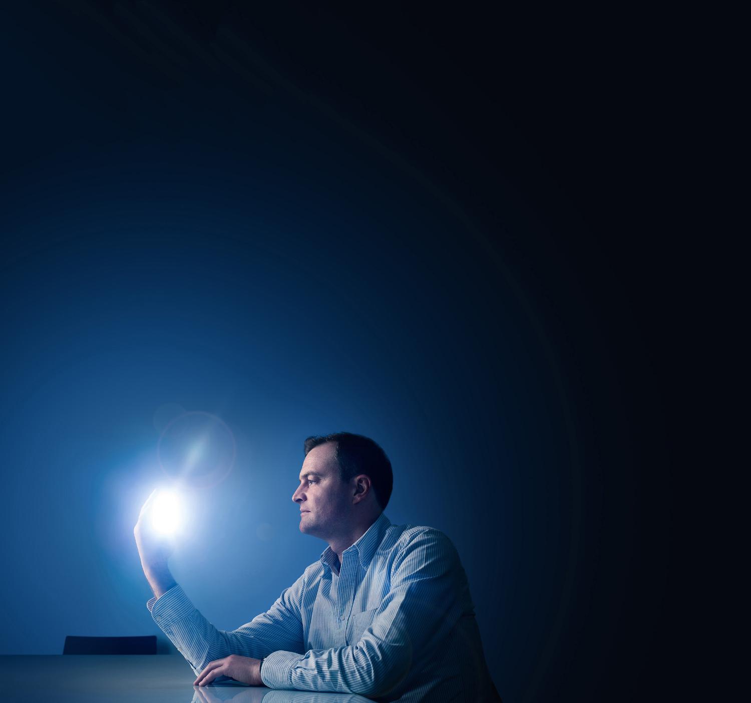 Jake Dyson tenant une lampe