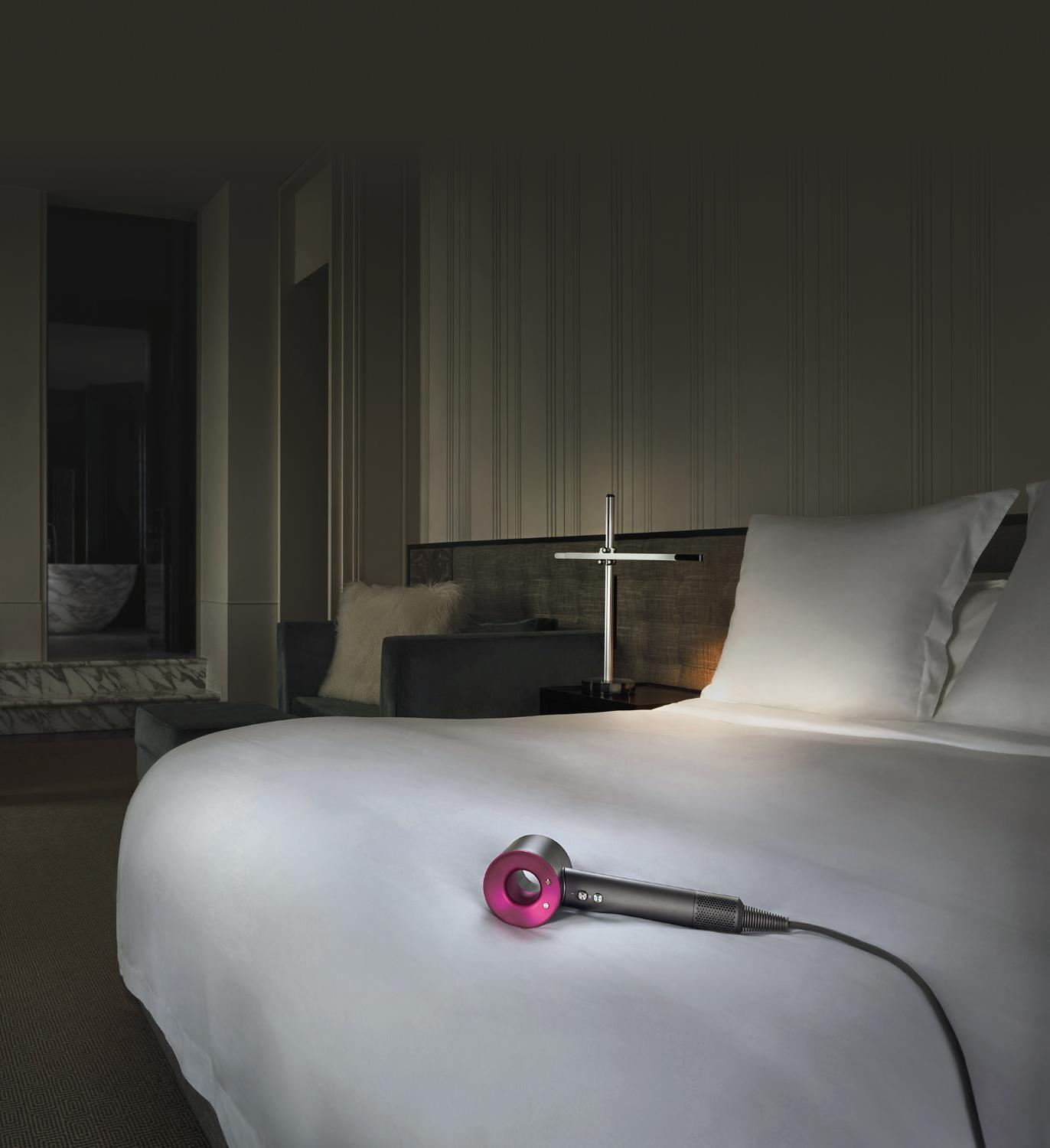 Sèche-cheveux Dyson Supersonic🅪 sur un lit