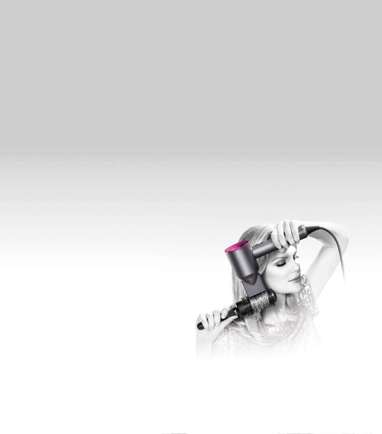 Femme qui se frise les cheveux avec le Dyson Supersonic