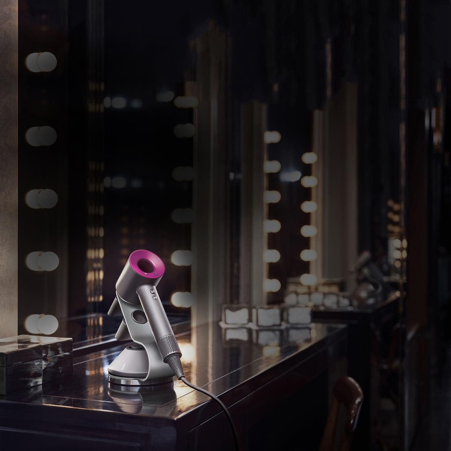 Dyson Supersonic sur un support dans un hôtel