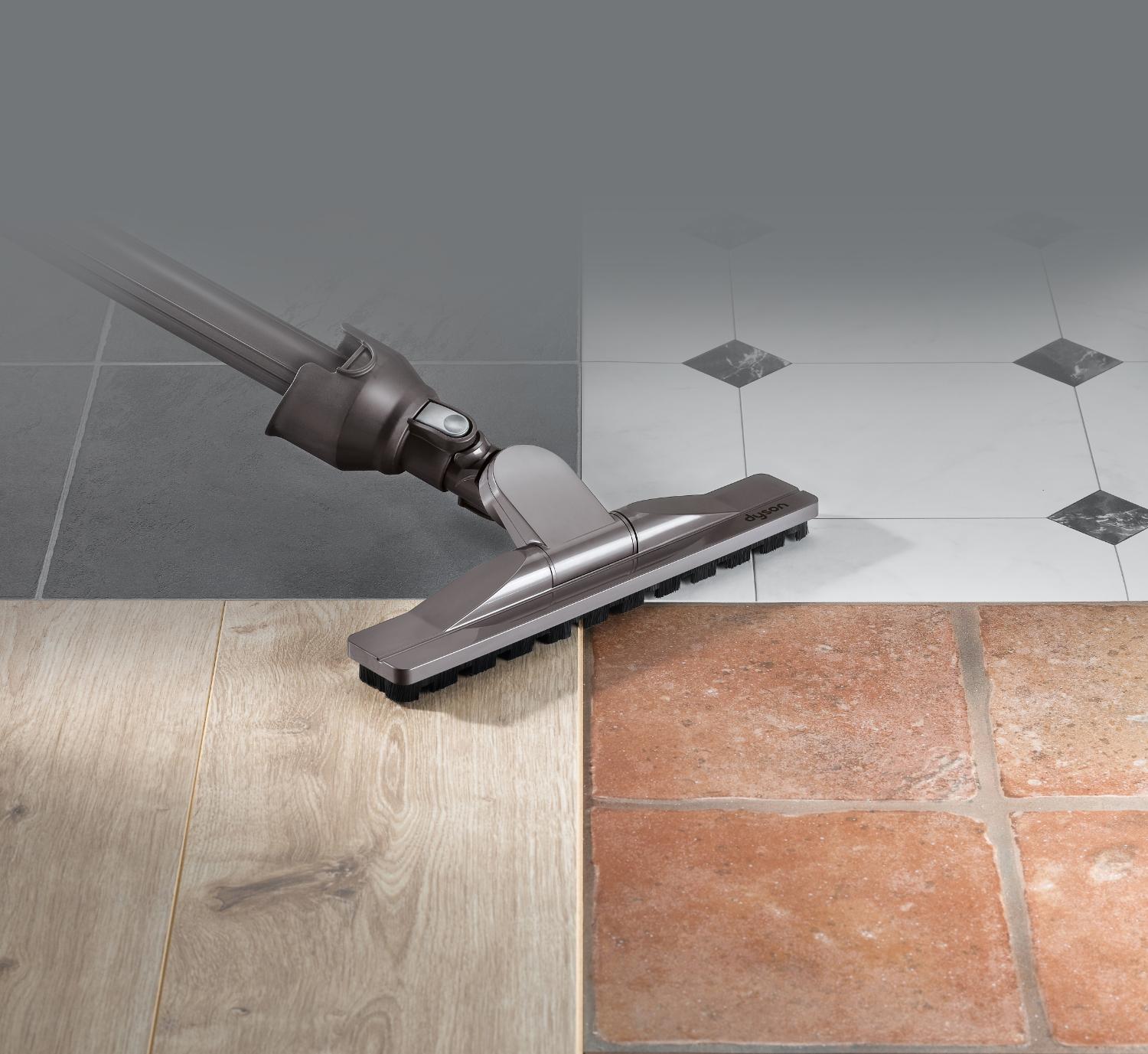 Gros plan de l’accessoire articulé pour plancher dur sur une surface délicate.