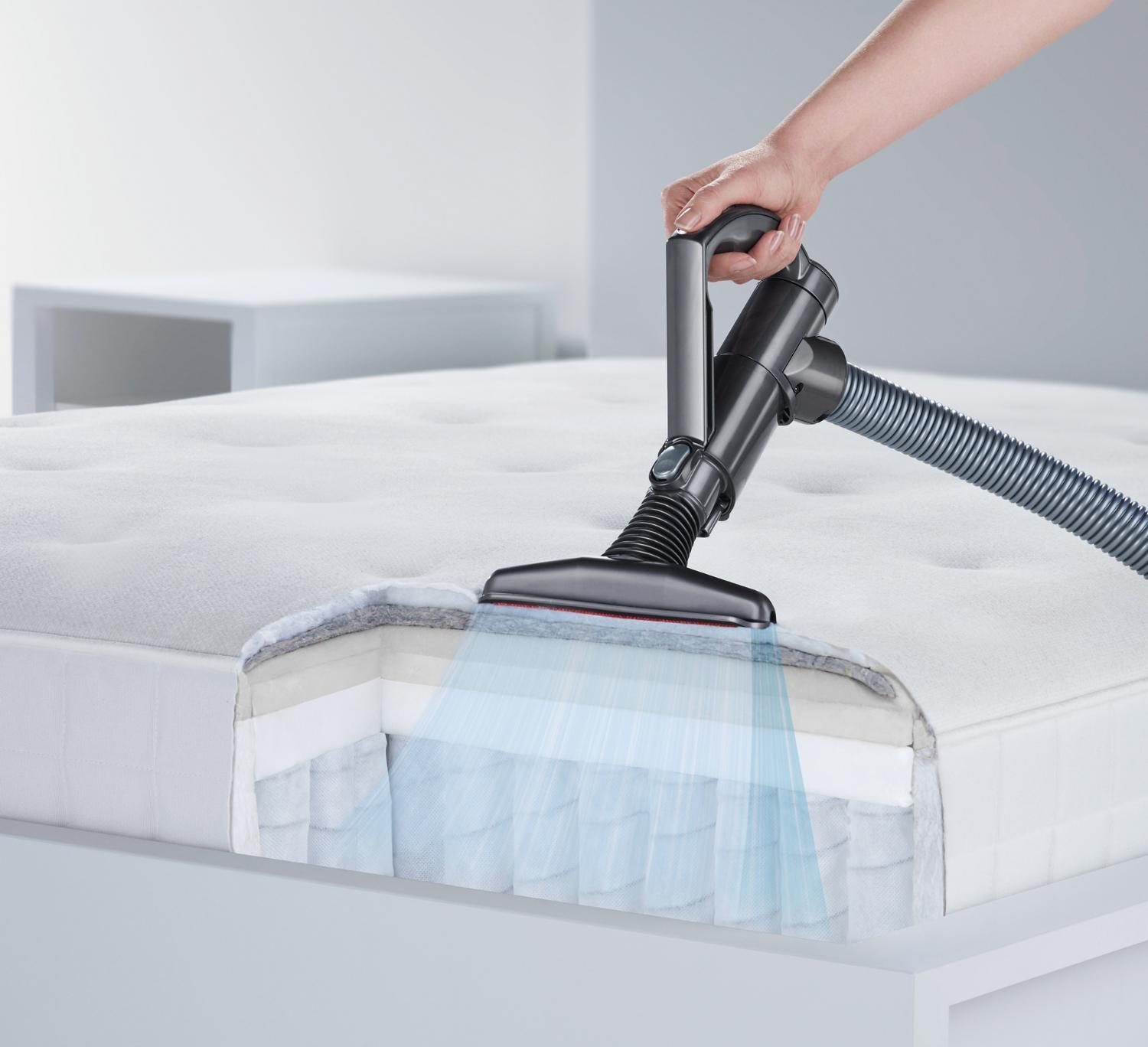 Vue en coupe d’un accessoire pour matelas sur un lit.