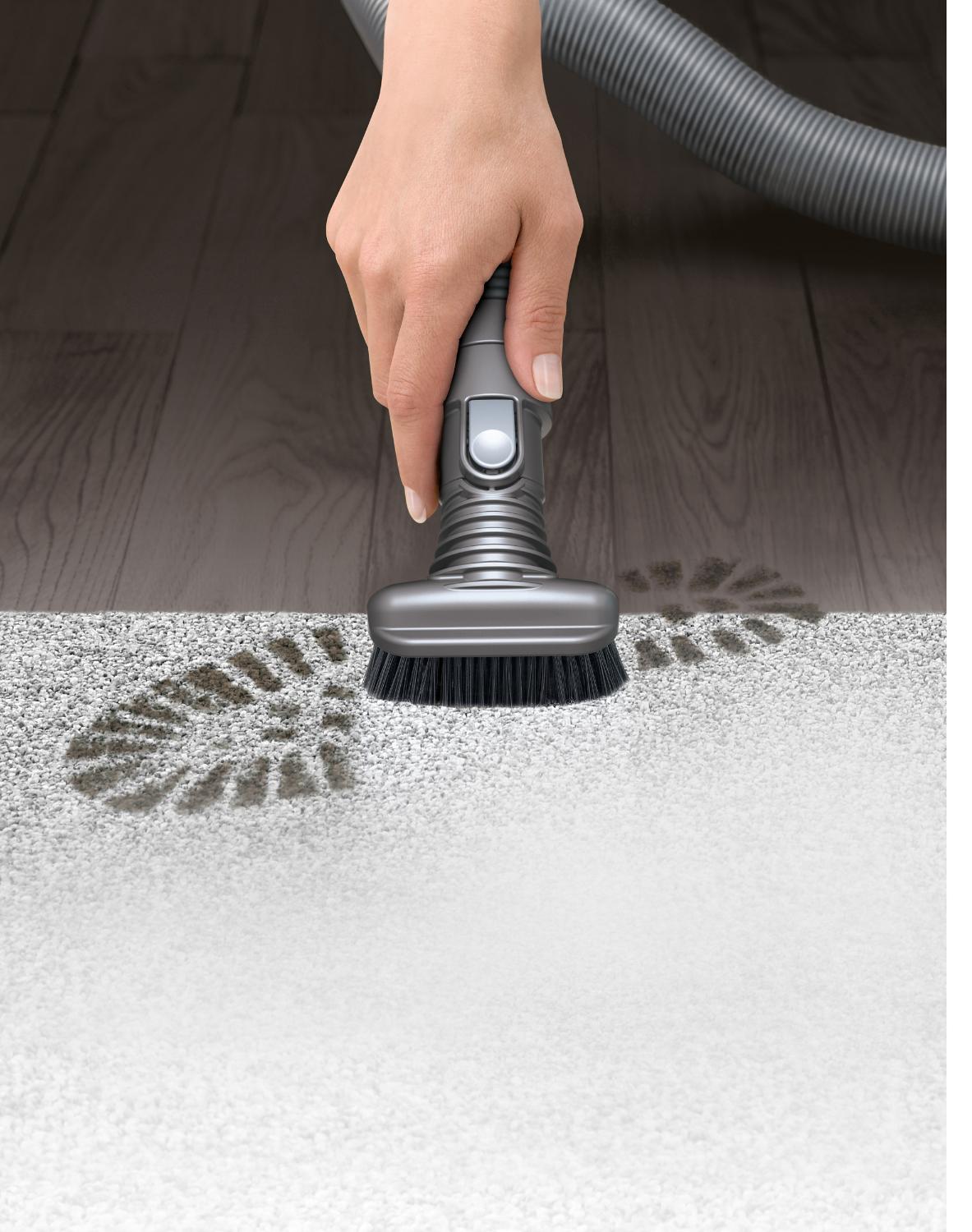 Mini-brosse à soies dures nettoyant une trace de pas