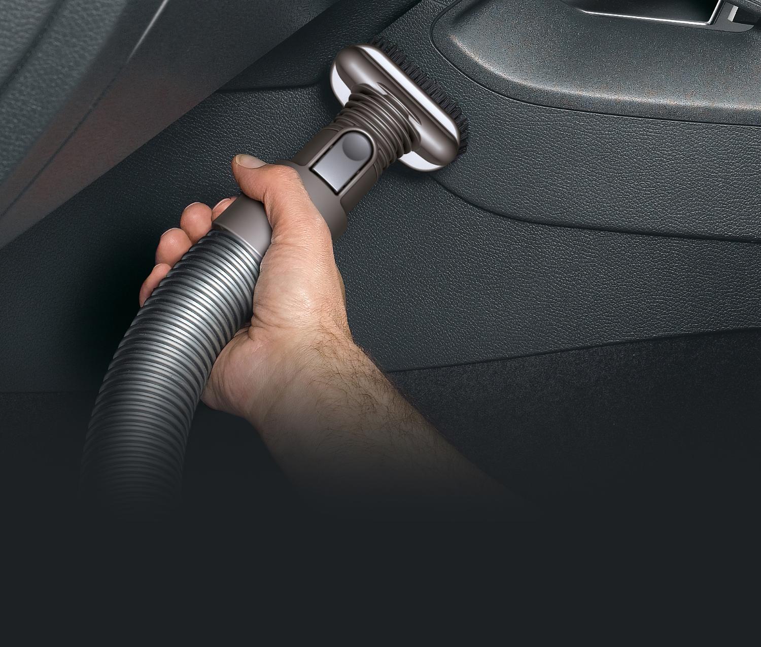 Mini-brosse à soies dures à l’intérieur d’une voiture