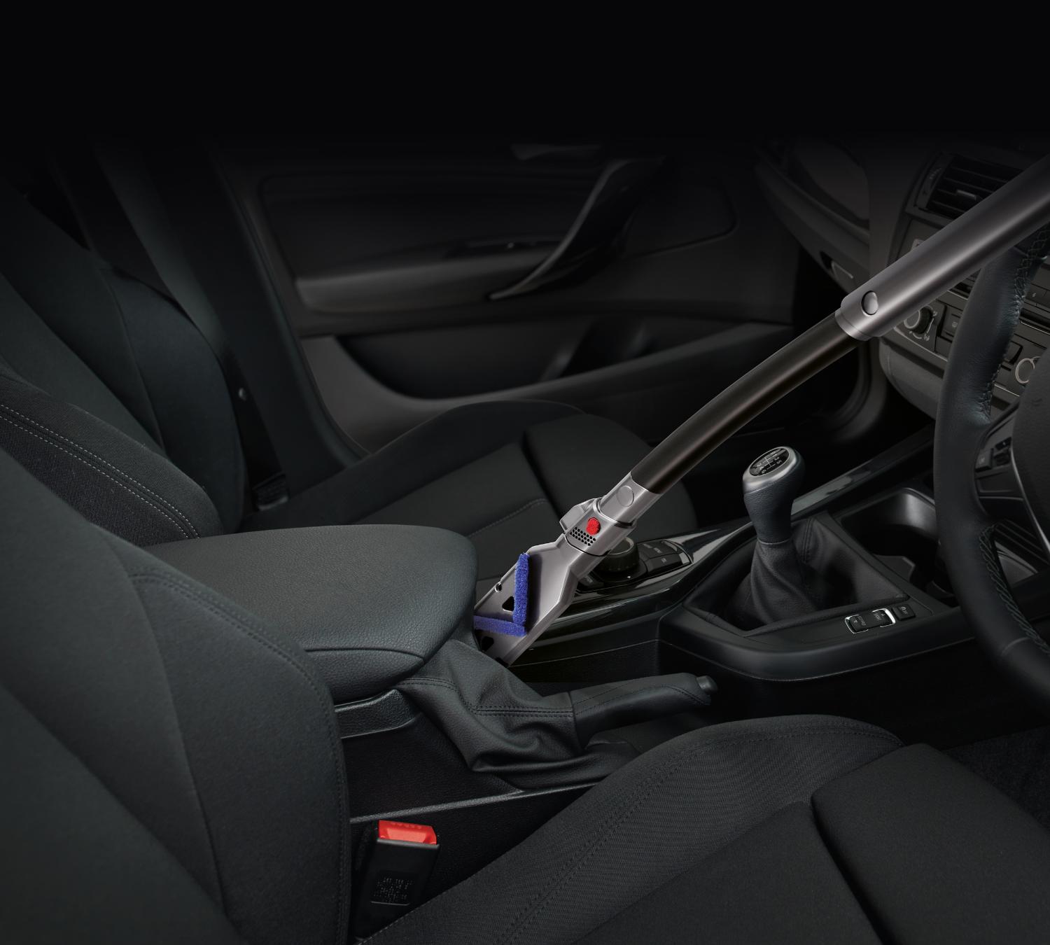 Accessoire pour endroits difficiles d’accès dans la console centrale d’une voiture.