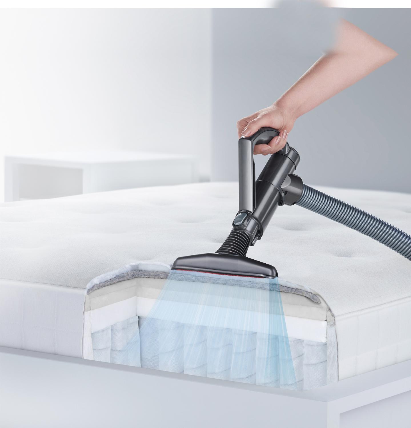 Flux d’air de l’embout suceur large sur un matelas
