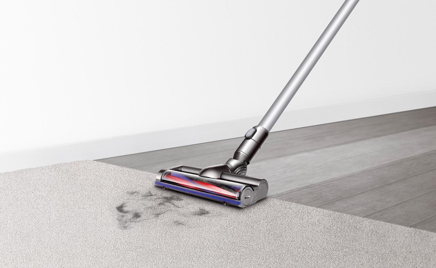 Tête d’aspirateur Dyson sur le tapis