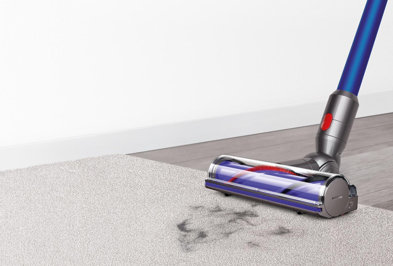Aspirateurs Dyson V7🅪 sur un tapis et un plancher dur