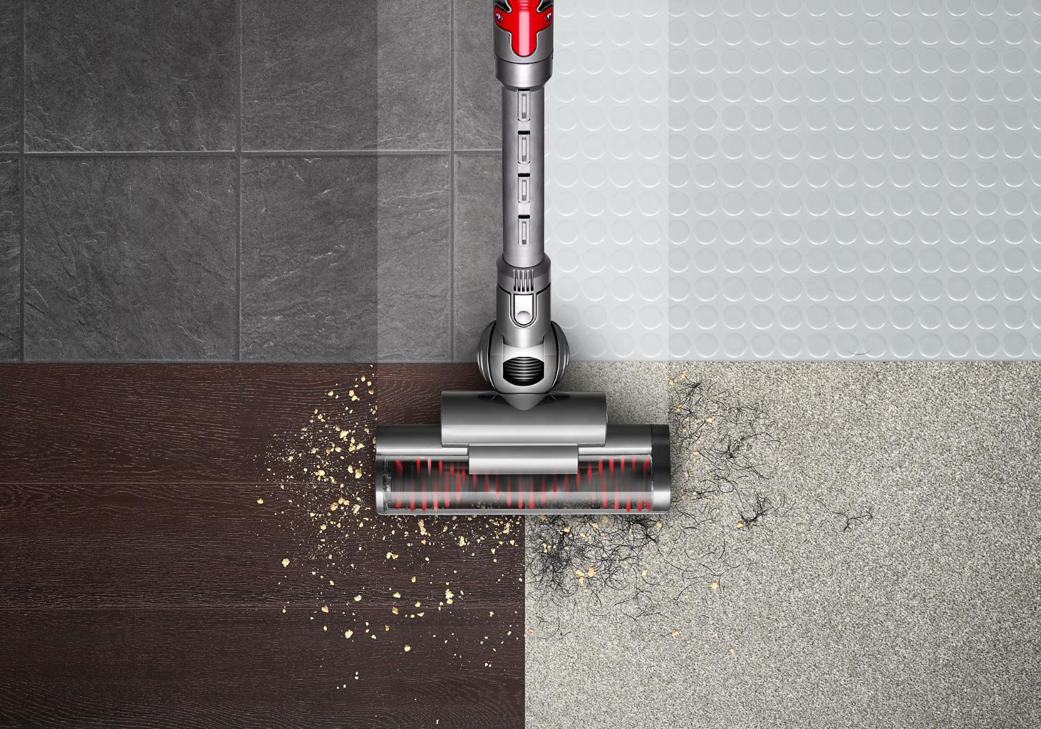 La tête d’aspirateur Dyson DC37 qui ramasse des débris sur plusieurs surfaces.
