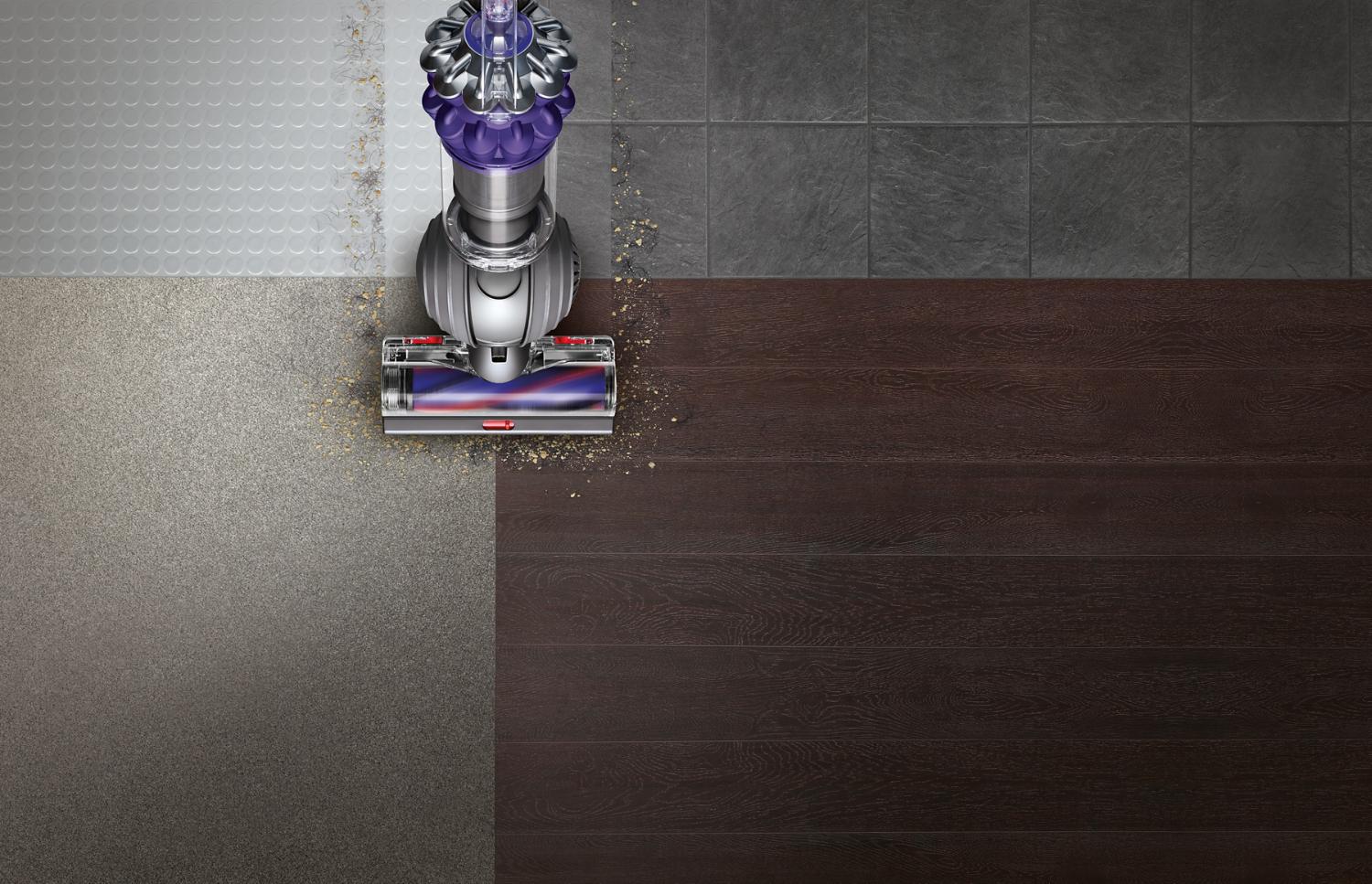 Vue aérienne de l’aspirateur Dyson Small Ball🅪 sur le tapis et le carrelage