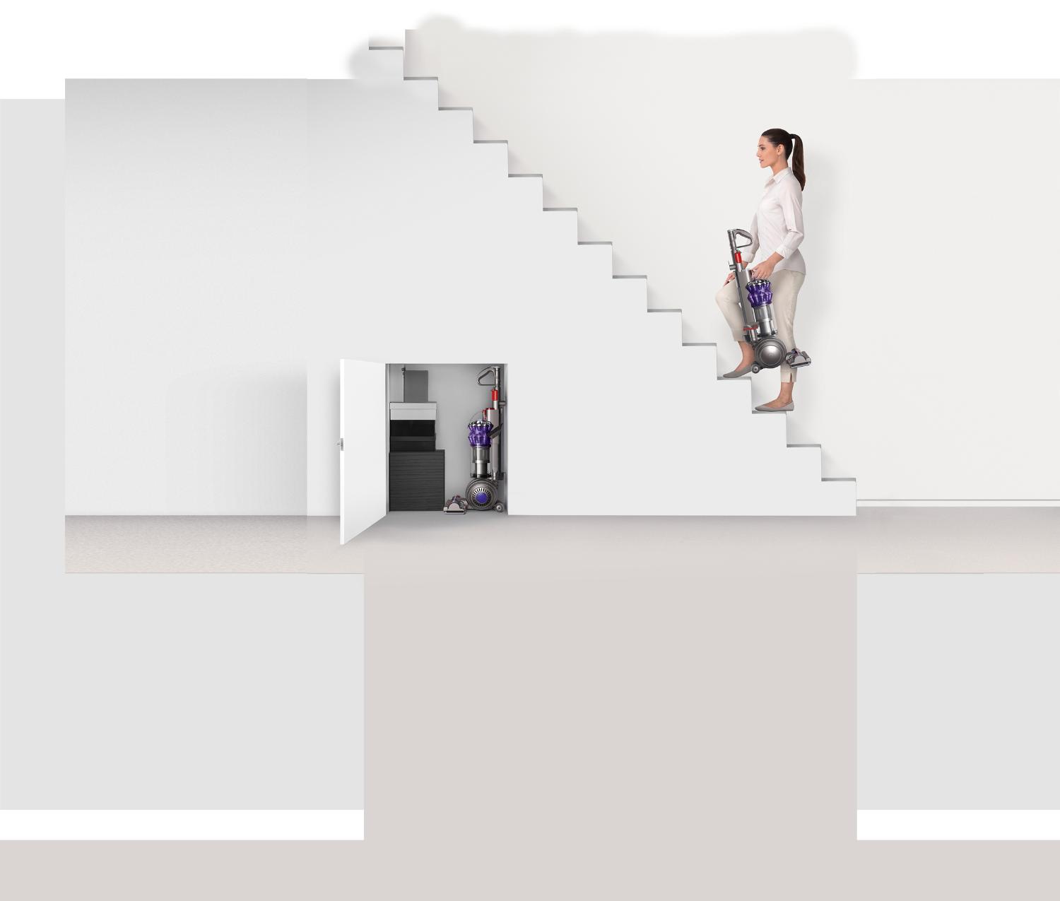 L’aspirateur Dyson Small Ball🅪 transporté en haut de l’escalier et rangé dans une armoire