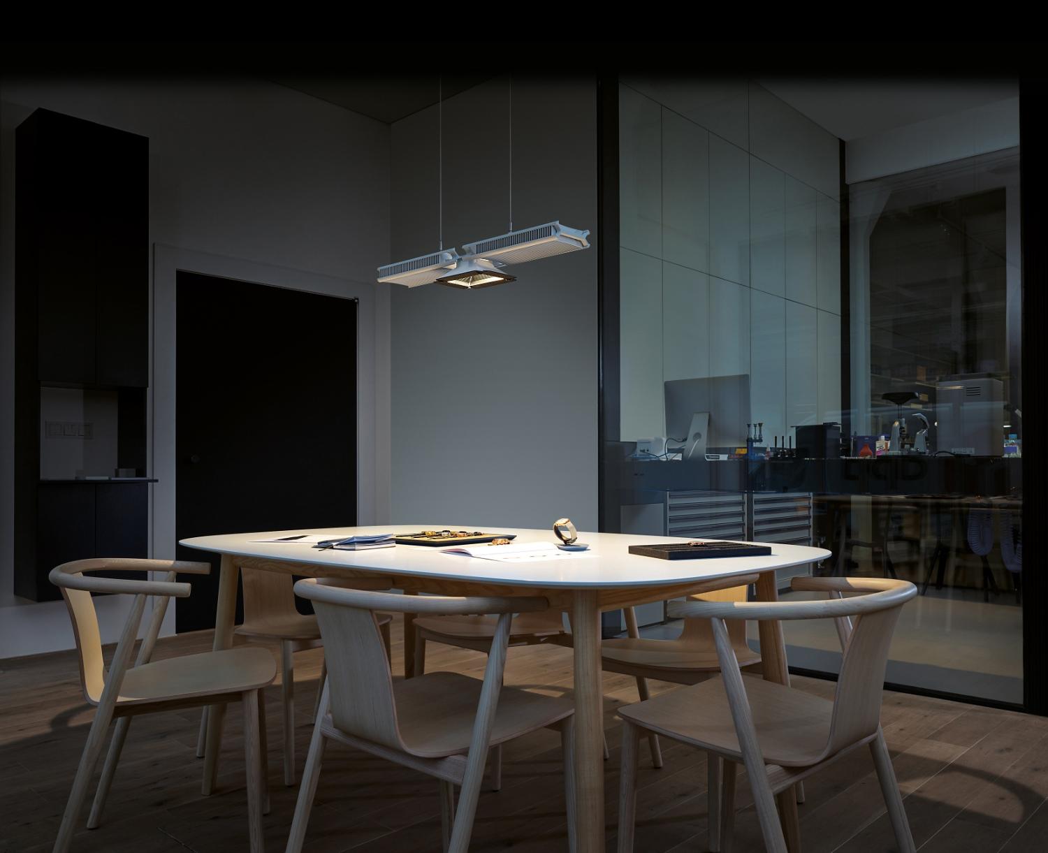Photo du luminaire Cu-Beam au-dessus d’un bureau