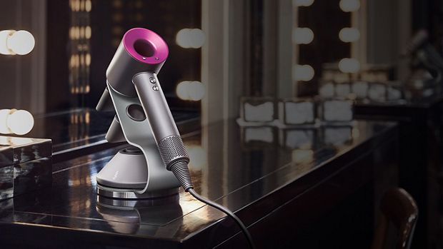 مجفف الشعر Dyson Supersonic على مكتب في غرفة فندقية