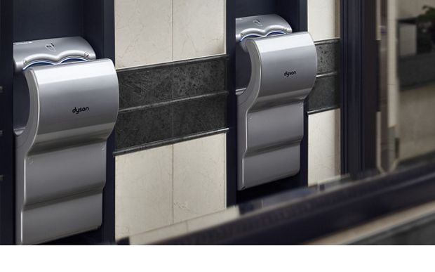 Dwie suszarki do rąk Dyson Airblade dB w hotelowej łazience