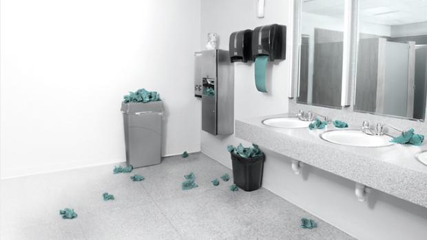 حمام مليء بالفوضى