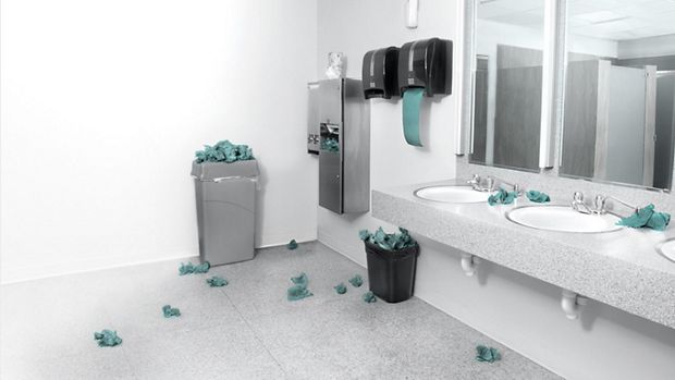 حمام مليء بالفوضى