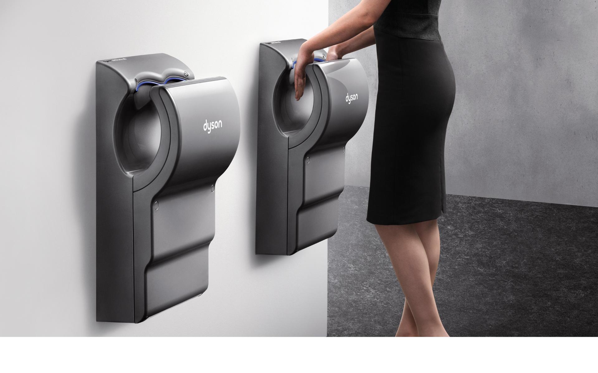 Perempuan menggunakan Dyson Airblade dB