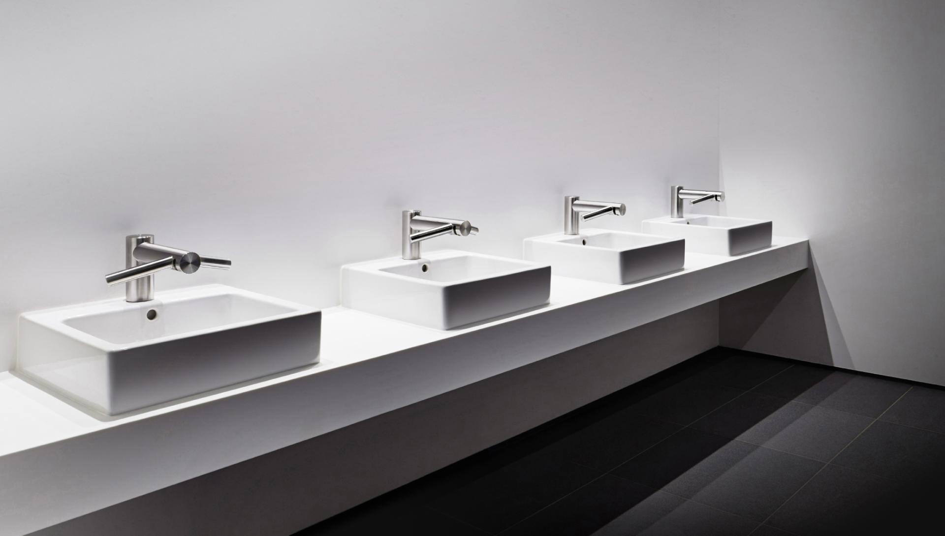 Dyson Airblade Wash + Dry csap mosdókagylók felett egy mosdóban