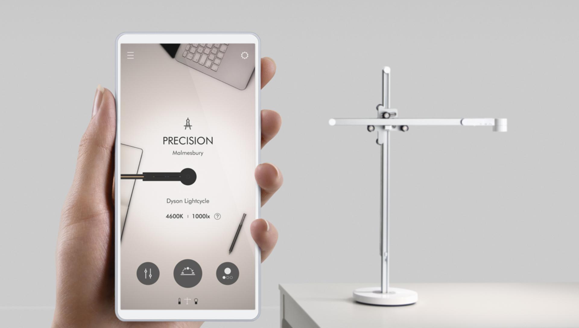 هاتف ذكي يعرض تطبيق Link بينما تظهر وحدة الإضاءة المكتبية Lightcycle في الخلفية