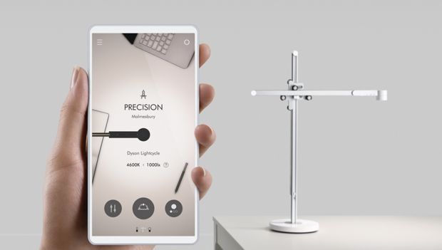 هاتف ذكي يعرض تطبيق Link بينما تظهر وحدة الإضاءة المكتبية Lightcycle في الخلفية