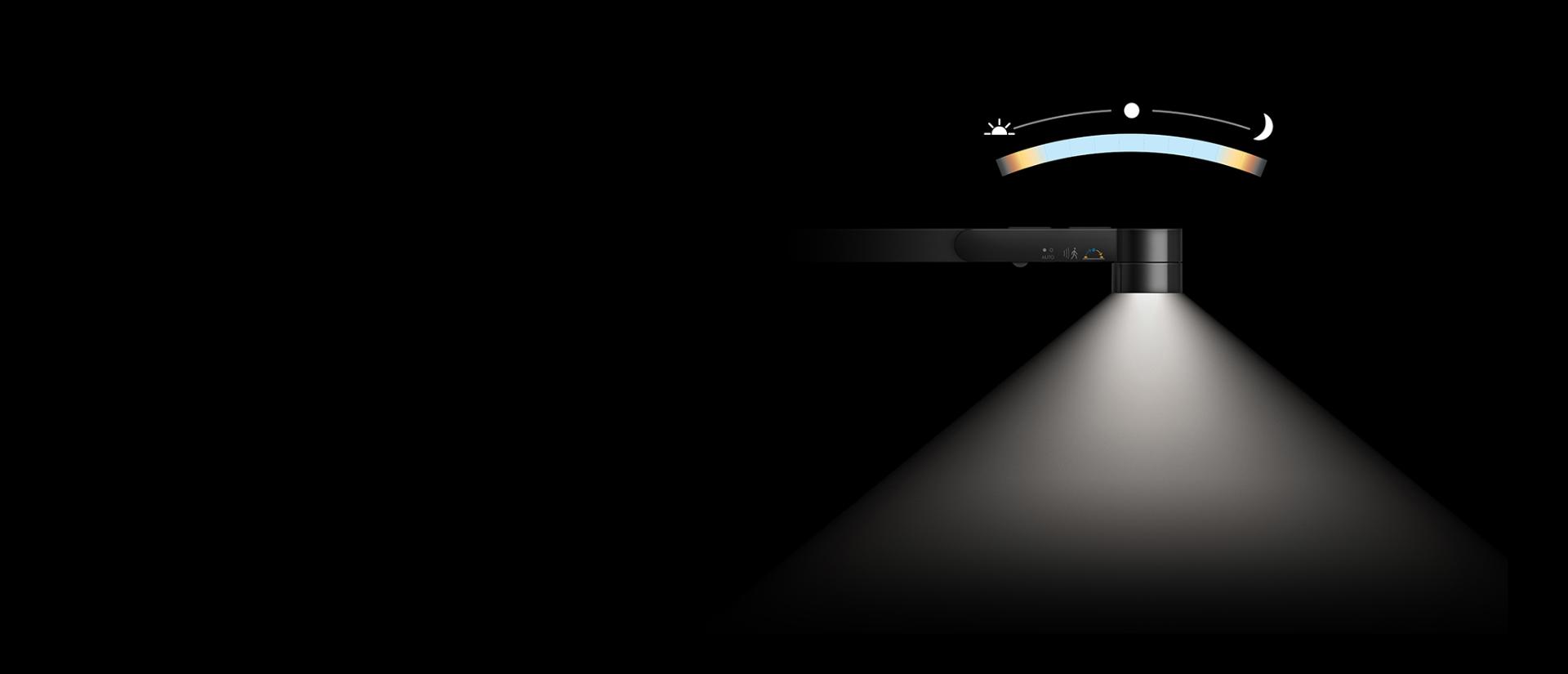 وحدة الإضاءة المُركَّزة Dyson Lightcycle بينما تقوم بضبط تلقائي لطيف الألوان