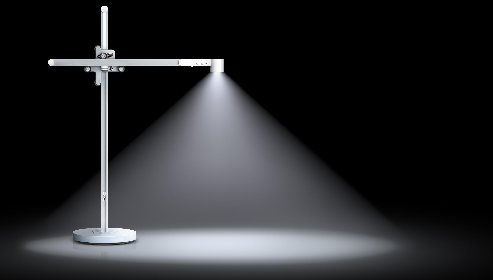 وحدة الإضاءة المكتبية Dyson Lightcycle في غرفة مُظلمة