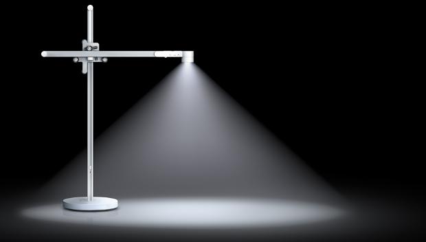 وحدة الإضاءة المكتبية Dyson Lightcycle في غرفة مُظلمة