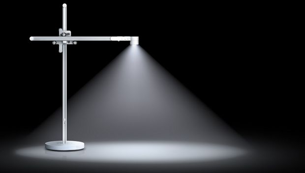 وحدة الإضاءة المكتبية Dyson Lightcycle في غرفة مُظلمة