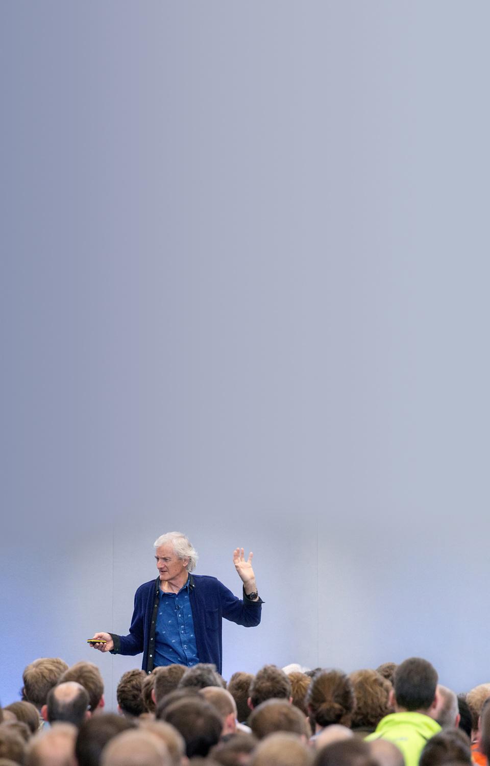 James Dyson pratar med ingenjörsstudenter