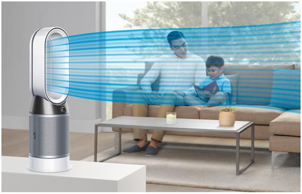 Az apára és a fiára hűsítő levegőt fújó Dyson légtisztító fűtőventilátor