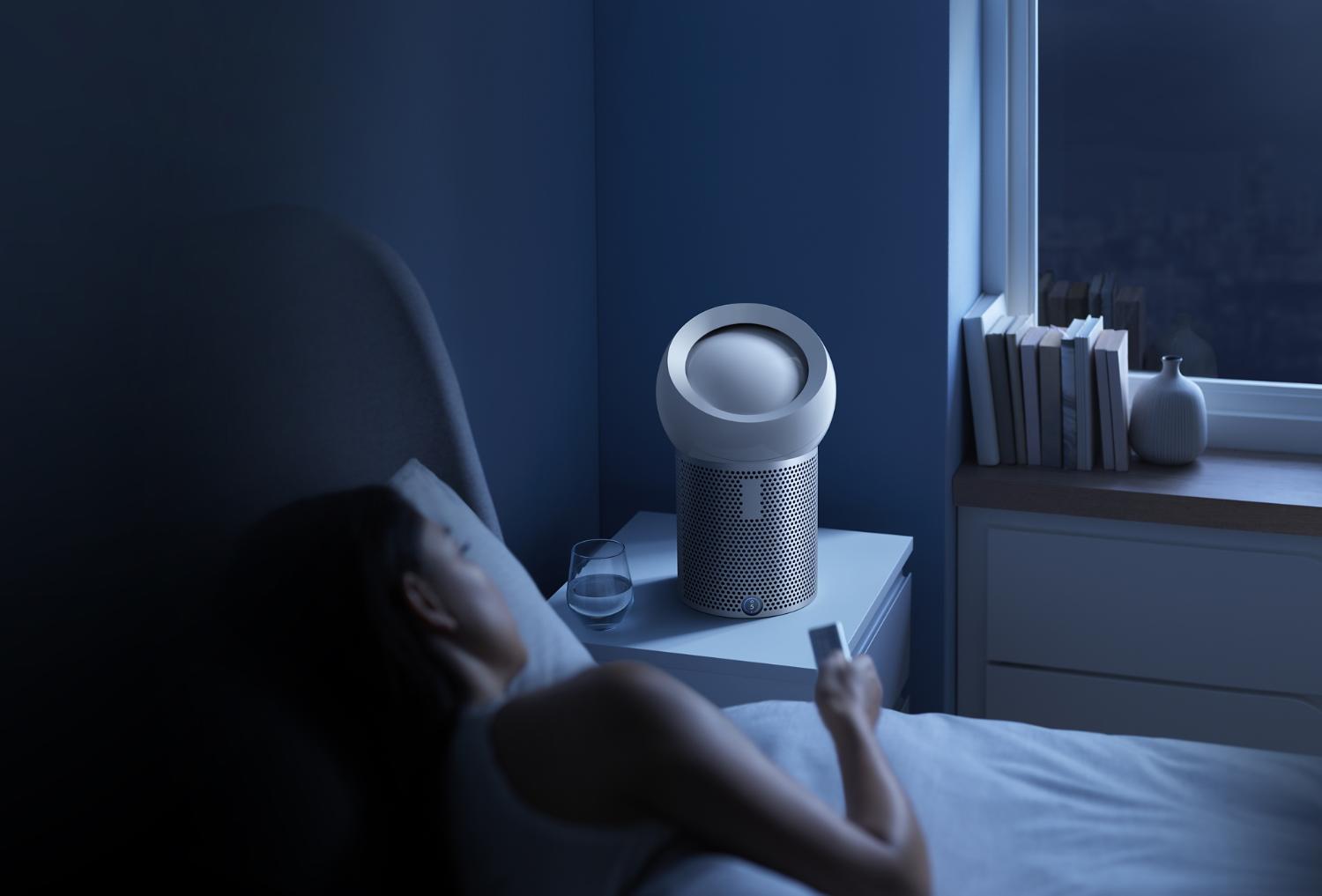 Frau im Bett neben einem Dyson Pure Cool Me Luftreiniger
