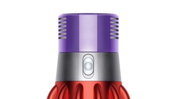 다이슨 싸이클론 V10 무선 청소기의 전원 버튼 근접 이미지.