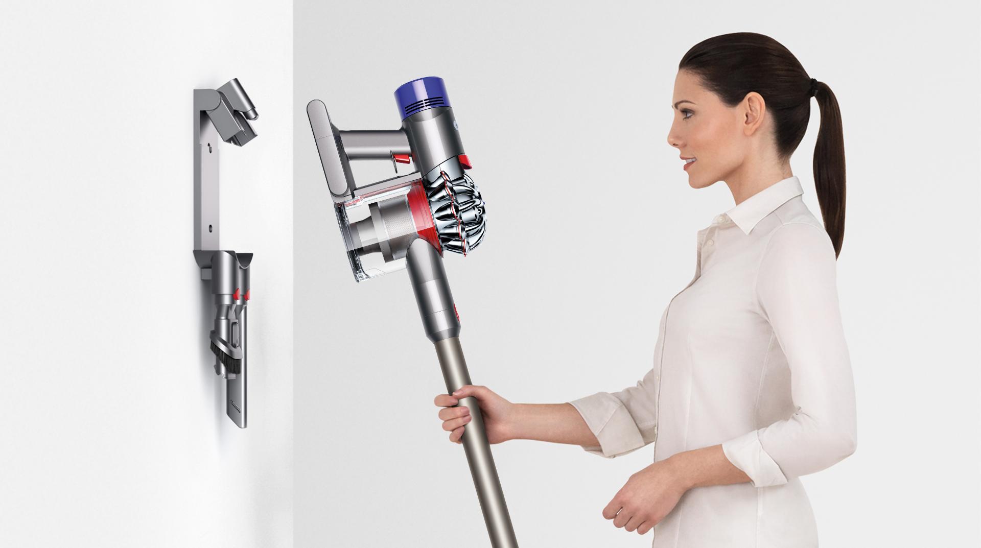 Naine asetab Dyson Cyclone V8 tolmuimeja dokkimisjaama