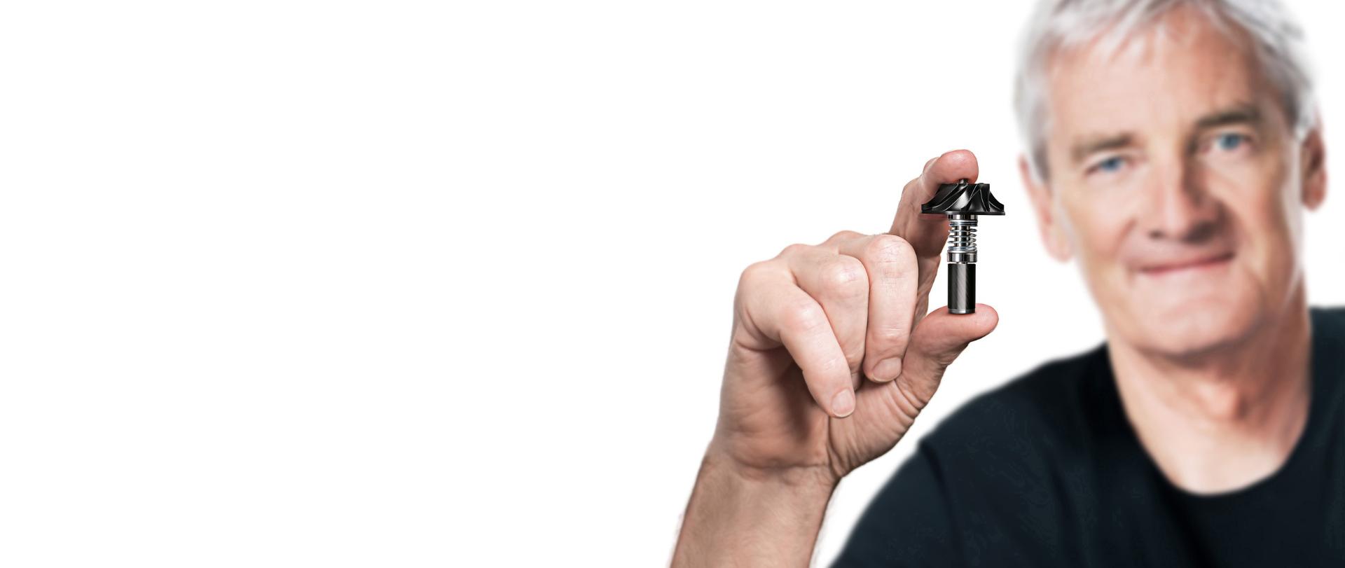 ג'יימס דייסון אוחז במנוע V8 הדיגיטלי של Dyson